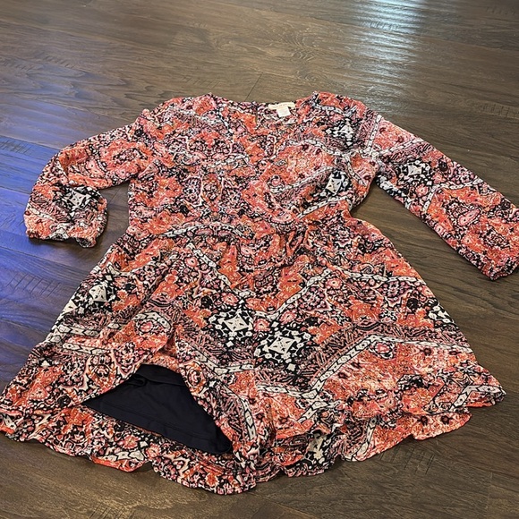 Band Of Gypsies Long Sleeve lightweight Romper, V-neck,tie waist,lined,pattern - Picture 2 of 9